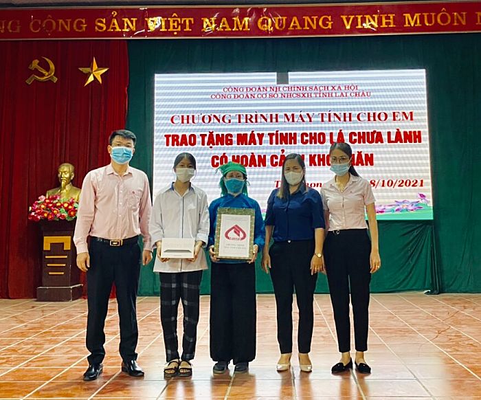 Đồng chí Nguyễn Thanh Hà – Phó Giám đốc, Chủ tịch Công đoàn NHCSXH – Chi nhánh tỉnh trao máy tính và quà cho gia đình em Lù Thị Diệu.